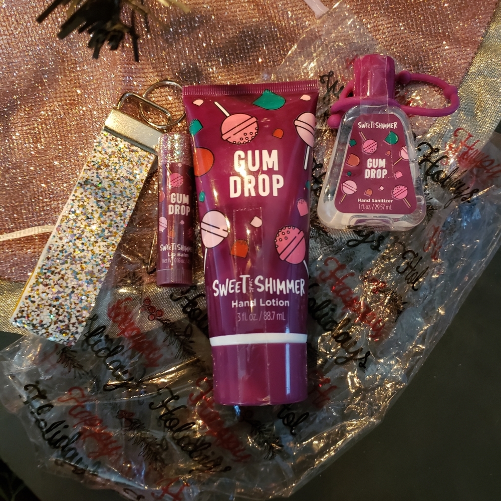 Gift set w/ lotion, lippie, sanitizer, & keychai